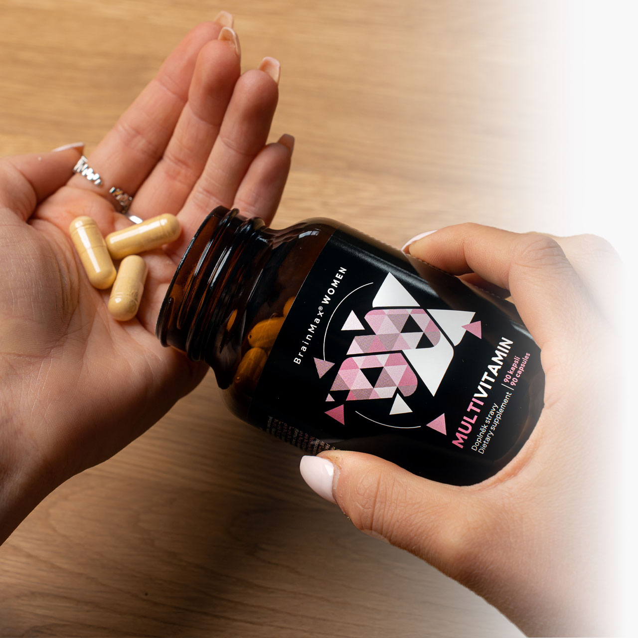 mano multivitaminica femminile